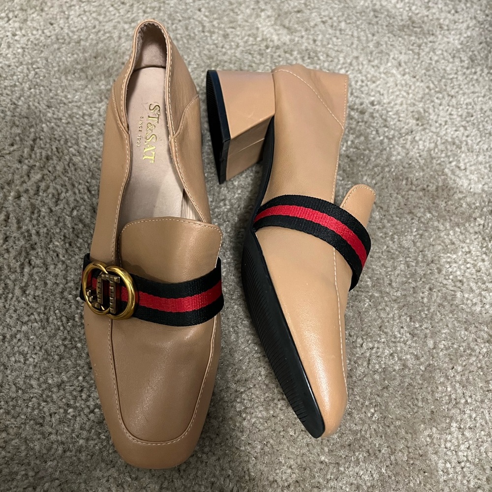 Vintage nude leather heeled loafers